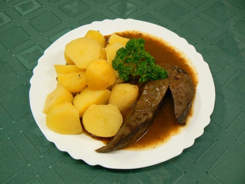 Anglická játra na roštu, vařený brambor, obloha