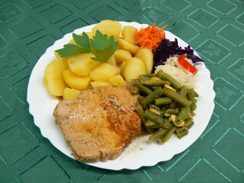Přírodní v. steak ve vl. šťávě, fazolové lusky s česnekem, brambory